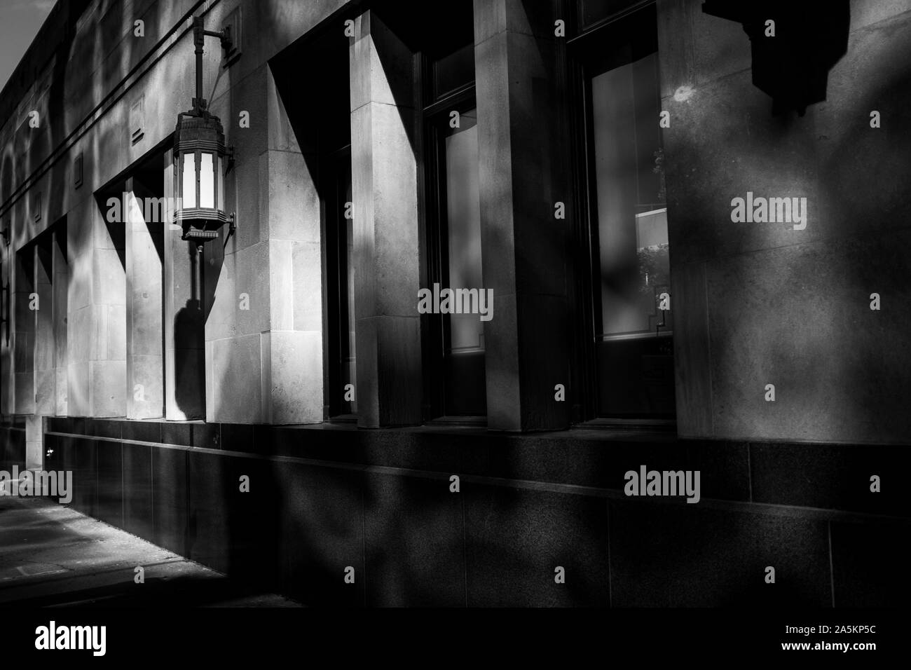 London, Canada - 18 ottobre 2019. Foto in bianco e nero evidenziando il sole luminoso e ombre come si è riflessa sul lato di un edificio. Foto Stock