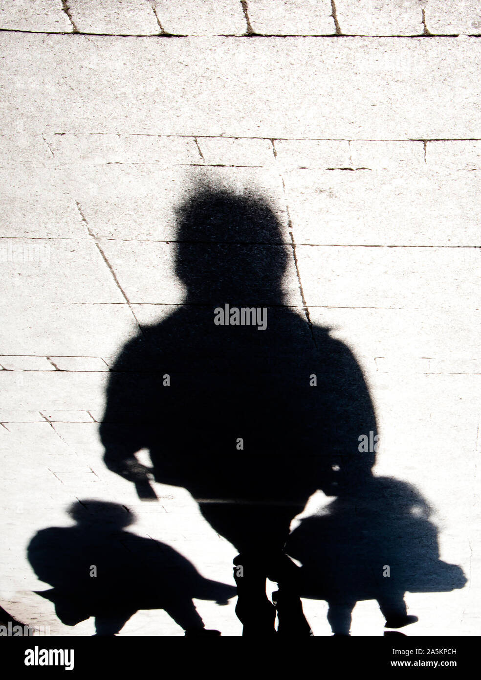 Sfocata distorta ombra silhouette di persone che camminano sulla via della città marciapiede in alto contrasto bianco e nero Foto Stock