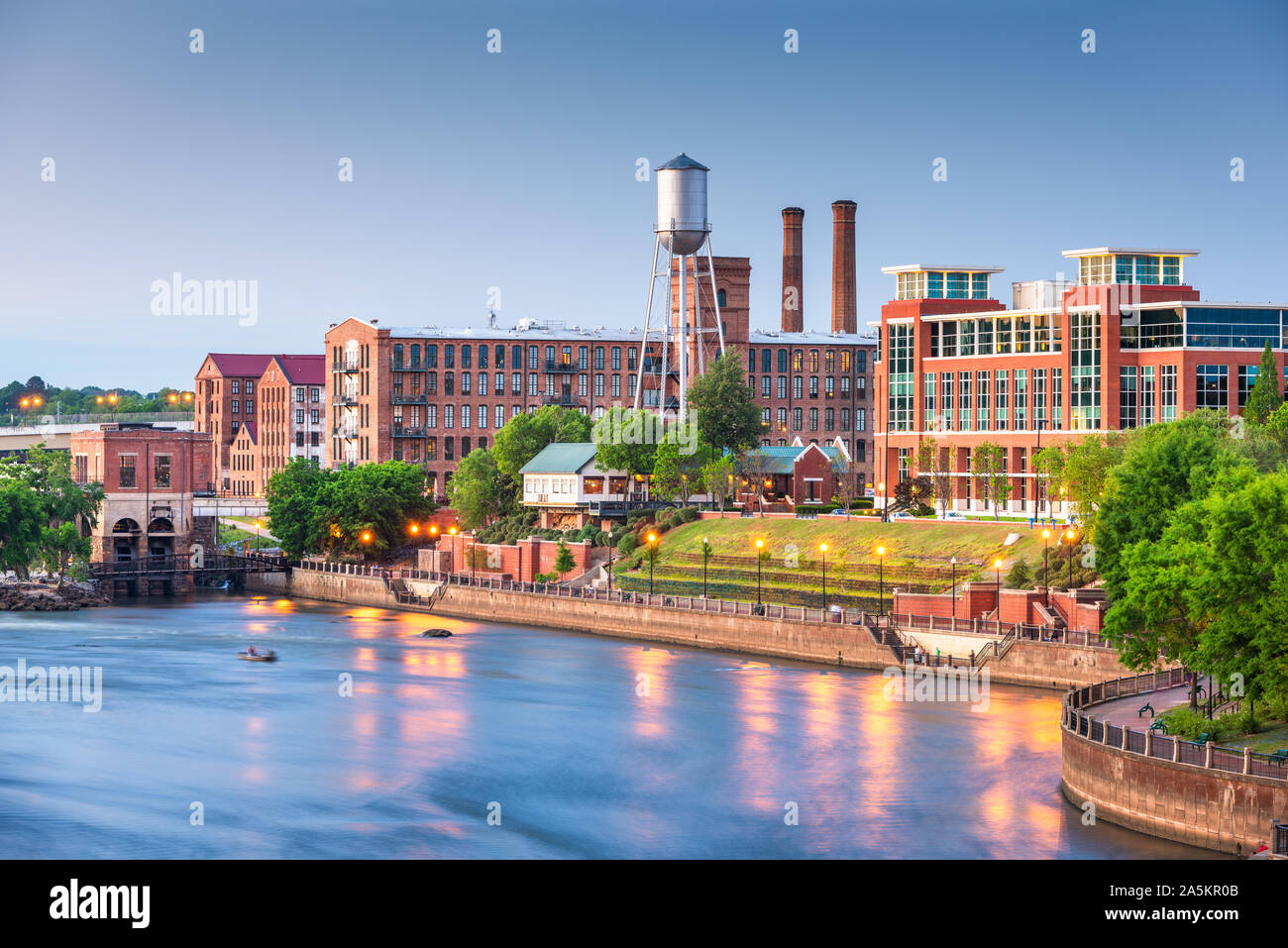 Columbus, Georgia, Stati Uniti d'America skyline del centro lungo il fiume Chattahoochee al crepuscolo. Foto Stock