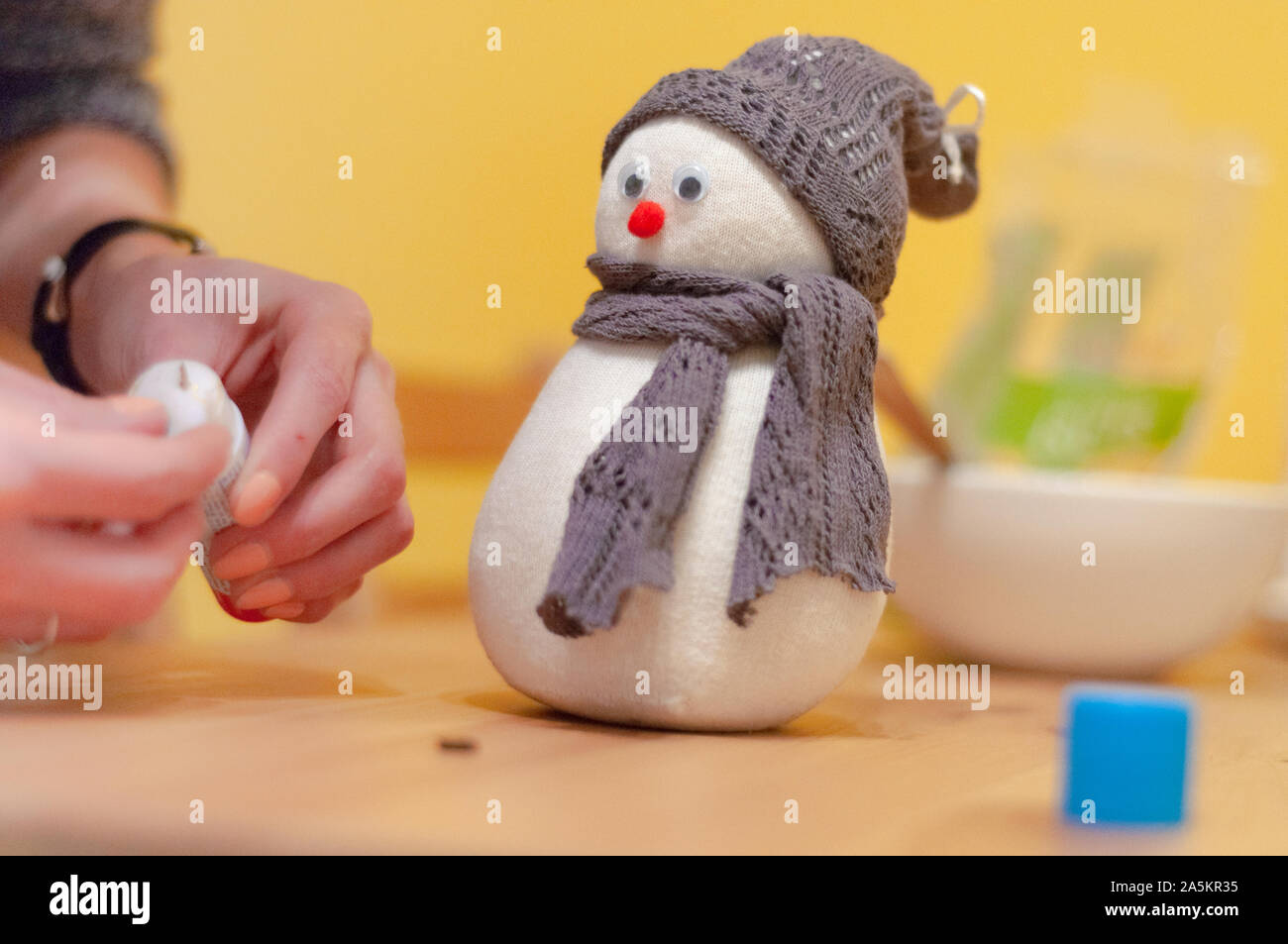 Un insegnante che fa un pupazzo di neve carino in una classe. Educazione all'arte e all'artigianato per bambini. Foto Stock