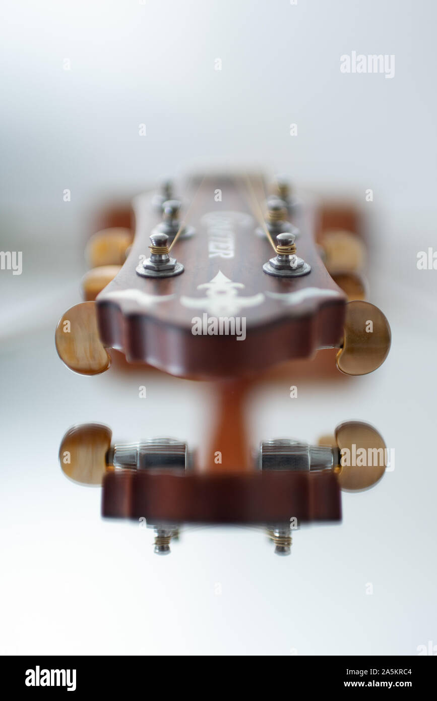 Bianco brillante chitarra acustica riflessione presi in Inghilterra. Foto Stock