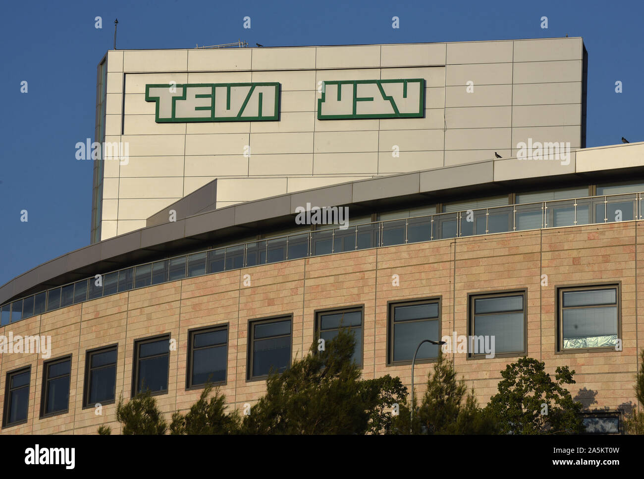 Gerusalemme, Israele. Xxi oct, 2019. La Teva Pharmaceutical logo è visto in Inglese ed Ebraico al loro tablet impianto di produzione in Gerusalemme, lunedì 21 ottobre, 2019. Il farmaco israeliano produttore Teva le quote sono crollati negli ultimi mesi su azioni legali di oppiacei e la società del debito insoluto. Ci sono stati più di 400.000 decessi legati agli oppioidi negli Stati Uniti a partire dal 2000. Foto di Debbie Hill/UPI Credito: UPI/Alamy Live News Foto Stock