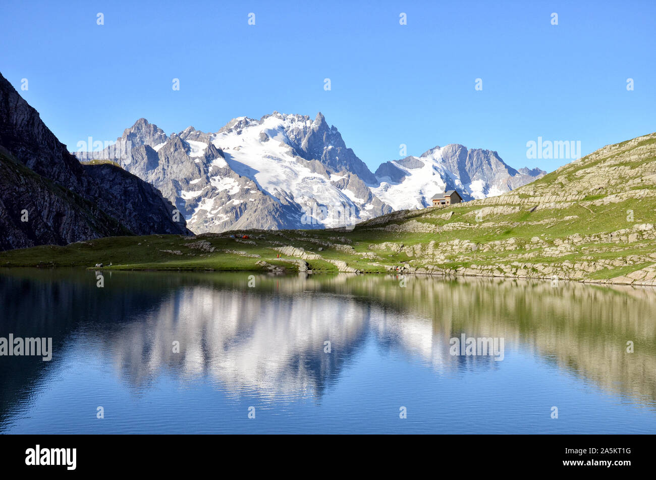 Goleon lago nelle Alpi francesi con pic di La Meije in background e in riflessione nel lago Foto Stock