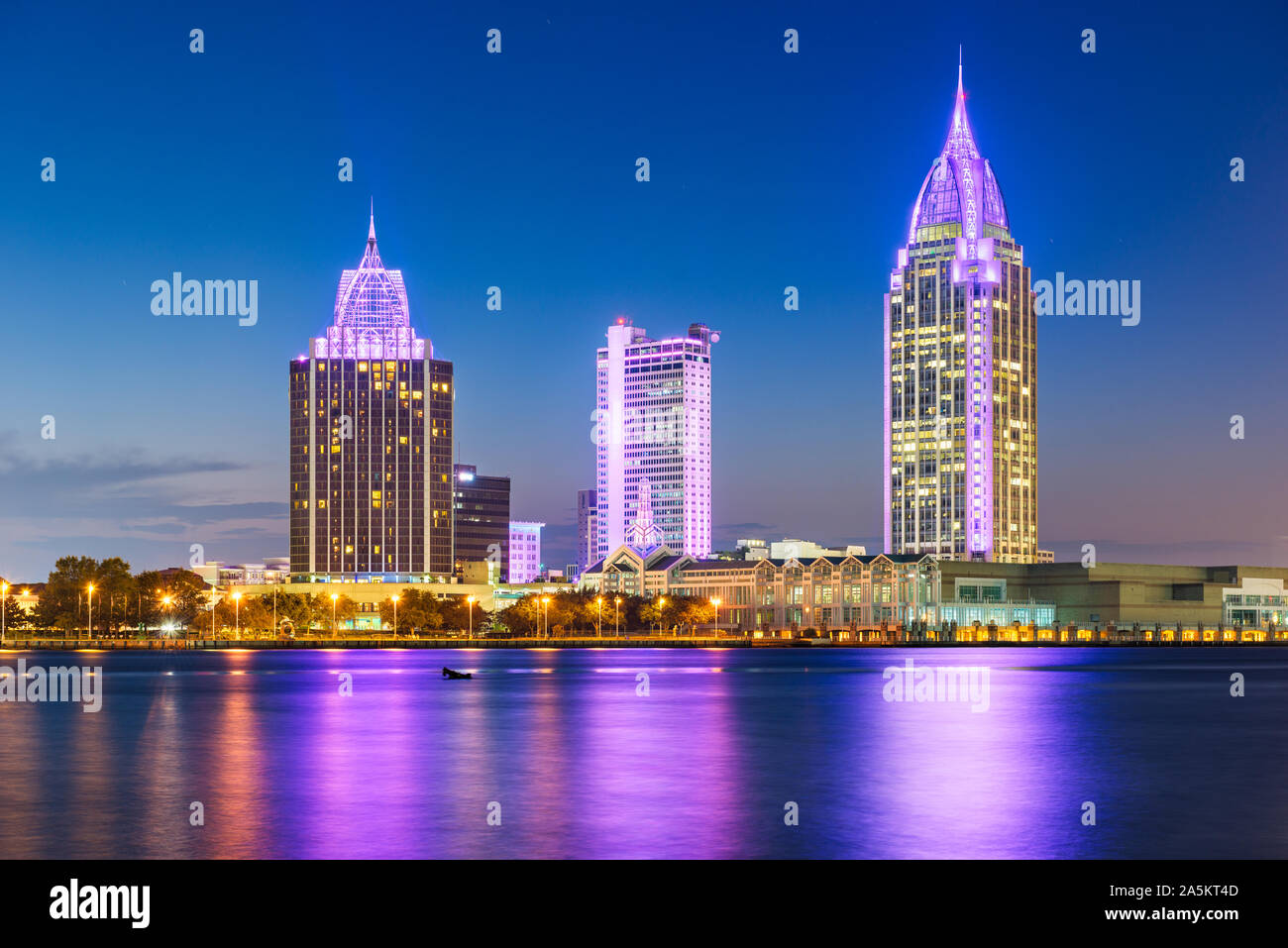 Mobile, Alabama, Stati Uniti d'America downtown skyline della città sul fiume Mobile al crepuscolo. Foto Stock
