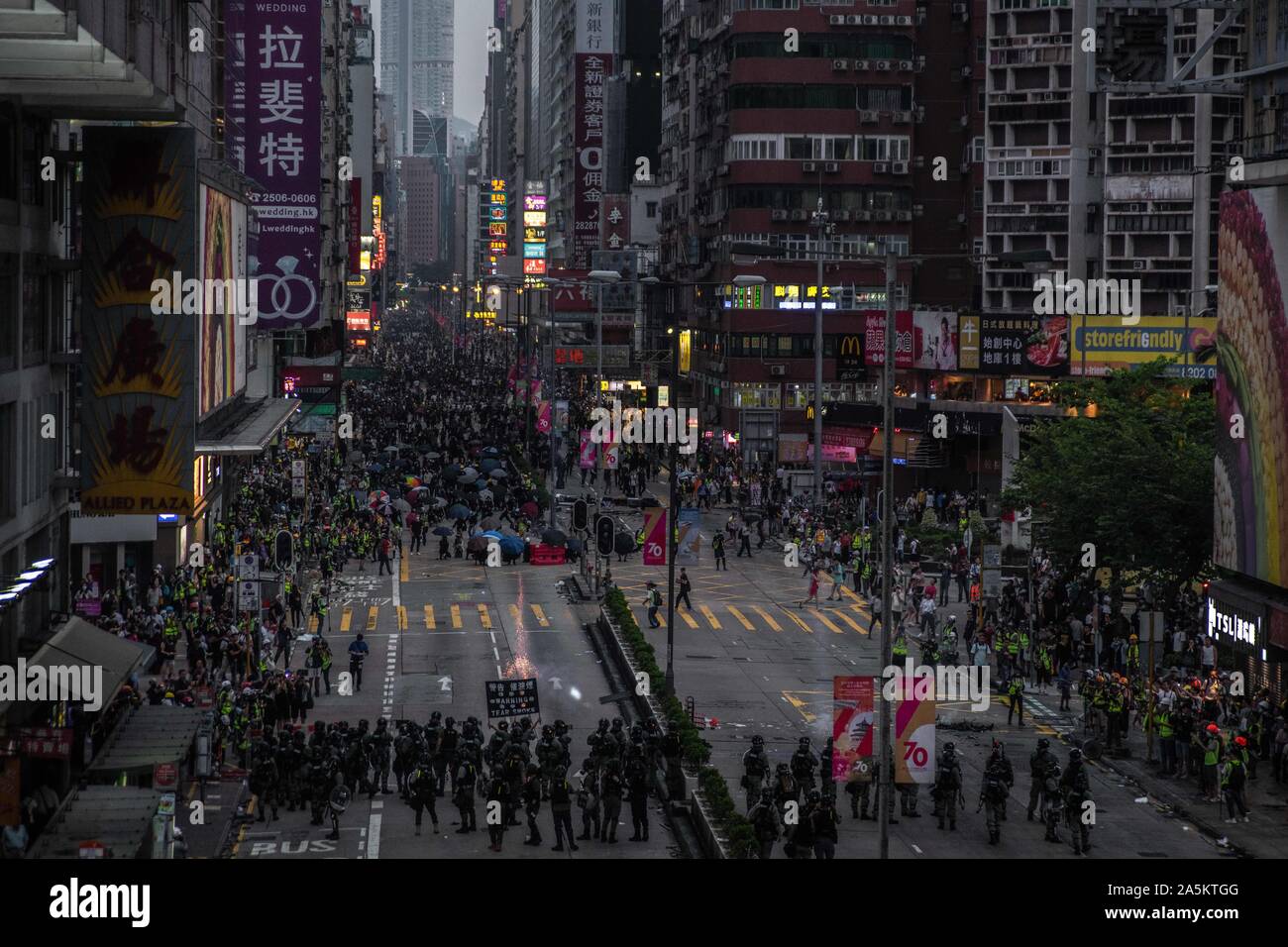 Hong Kong, Cina. Xx oct, 2019. La polizia antisommossa punto proiettile di gomma cannoni contro la folla di Mong Kok durante la dimostrazione.manifestanti sfidano il divieto di dimostrazione, anti-mask legge in Hong Kong e continuare a protestare su Hong Kong per la ventesima settimana consecutiva. Dopo aver marciato per poche ore da Tsim Sha Tsui verso la velocità in treno la stazione ferroviaria, gli scontri tra dimostranti e polizia si sono verificati in diverse parti del lato di Kowloon. Credito: SOPA Immagini limitata/Alamy Live News Foto Stock