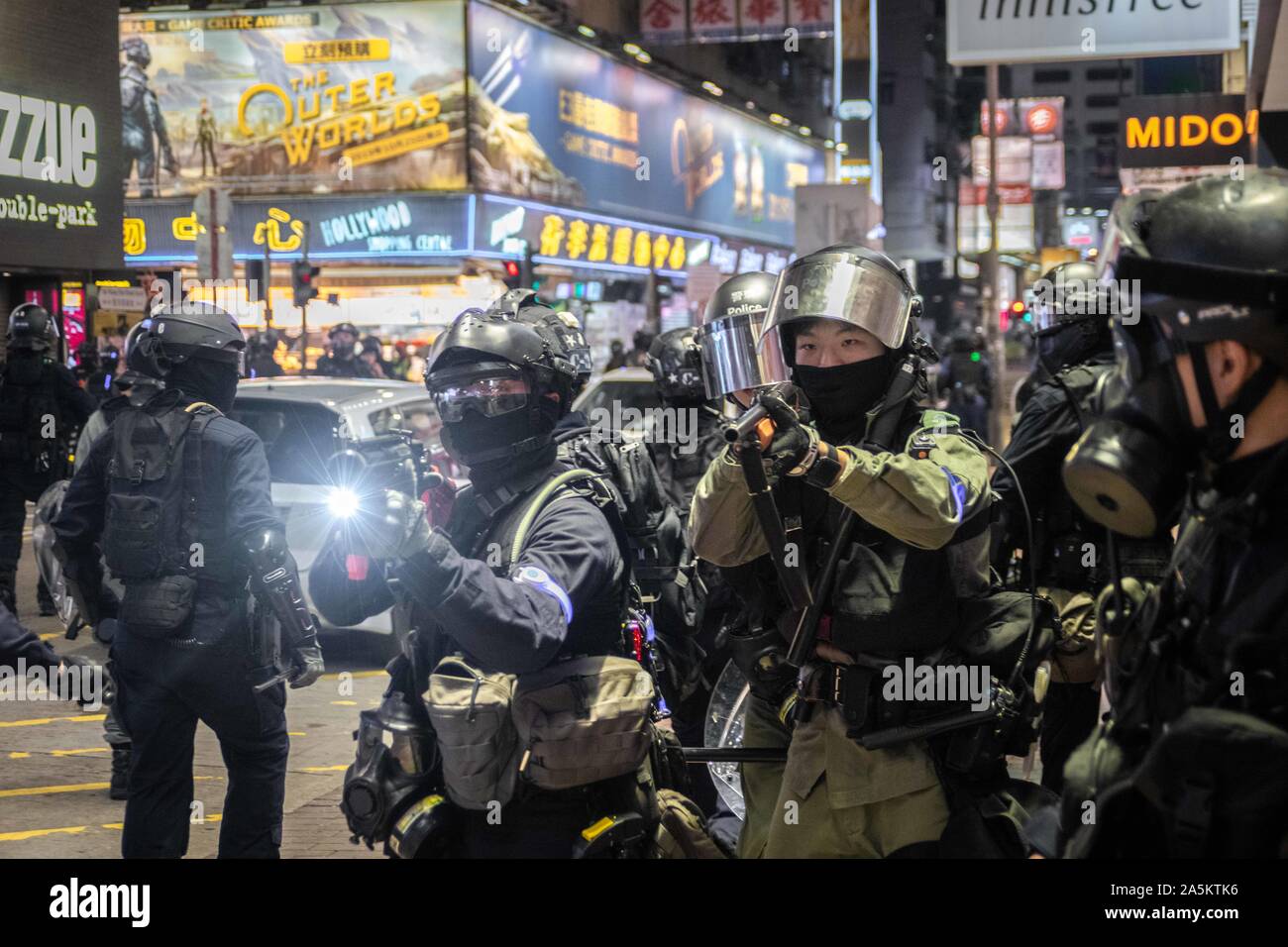 Hong Kong, Cina. Xx oct, 2019. La polizia antisommossa punto proiettile di gomma cannoni contro la folla di Mong Kok durante la dimostrazione.manifestanti sfidano il divieto di dimostrazione, anti-mask legge in Hong Kong e continuare a protestare su Hong Kong per la ventesima settimana consecutiva. Dopo aver marciato per poche ore da Tsim Sha Tsui verso la velocità in treno la stazione ferroviaria, gli scontri tra dimostranti e polizia si sono verificati in diverse parti del lato di Kowloon. Credito: SOPA Immagini limitata/Alamy Live News Foto Stock