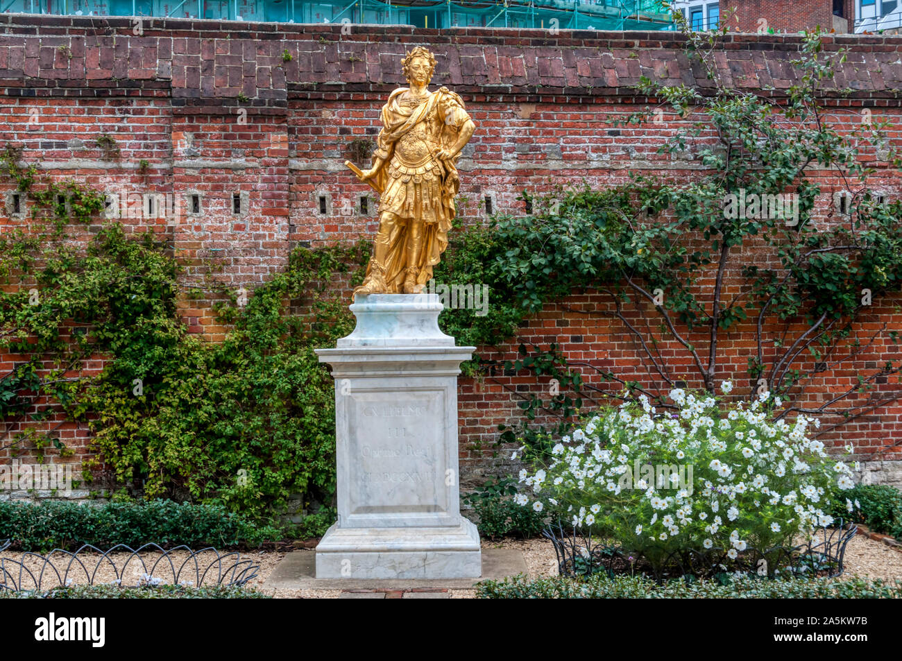 La statua di Guglielmo III in stile romano da Van Ost è stata data a Portsmouth Dockyard nel 1718. È entro il Porter's Garden. Foto Stock