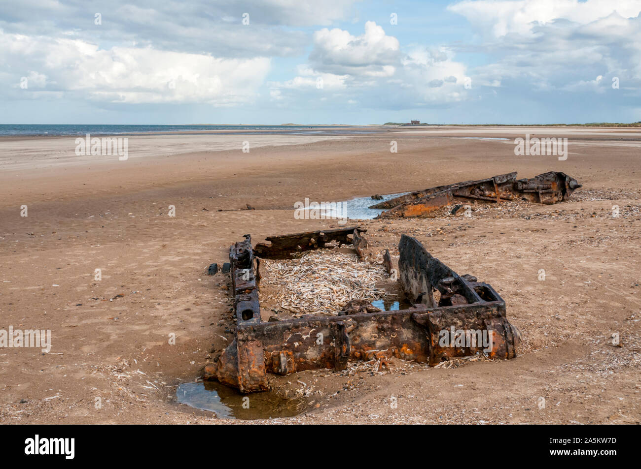 Resti di due serbatoi sulla spiaggia a Titchwell, Norfolk, Inghilterra. Foto Stock