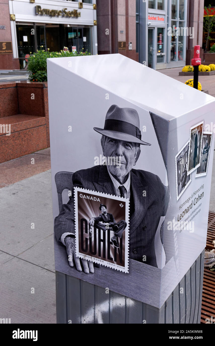 Leonard Cohen commemorativo per i francobolli e ritratto di Leonard Cohen su una cassetta postale a Montreal, Quebec, Canada Foto Stock