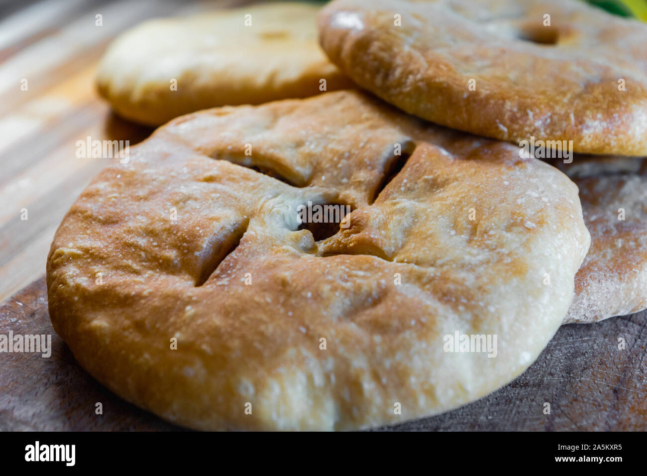 Lobiani, in stile georgiano tradizionale flatbread con fagioli rossi ripieno, close-up con il fuoco selettivo. Lobiani popolare è un piatto cotto in Georgia. Foto Stock