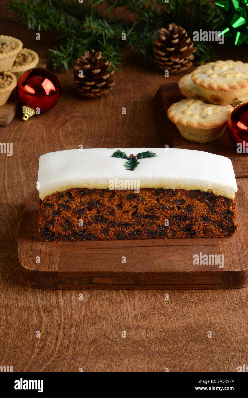 Natale torta alla frutta con fondente e ornamenti Foto Stock