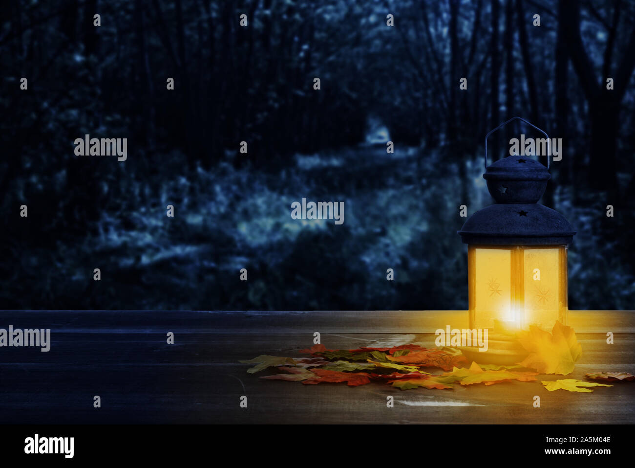 Lanterna incandescente con foglie di autunno Foto Stock