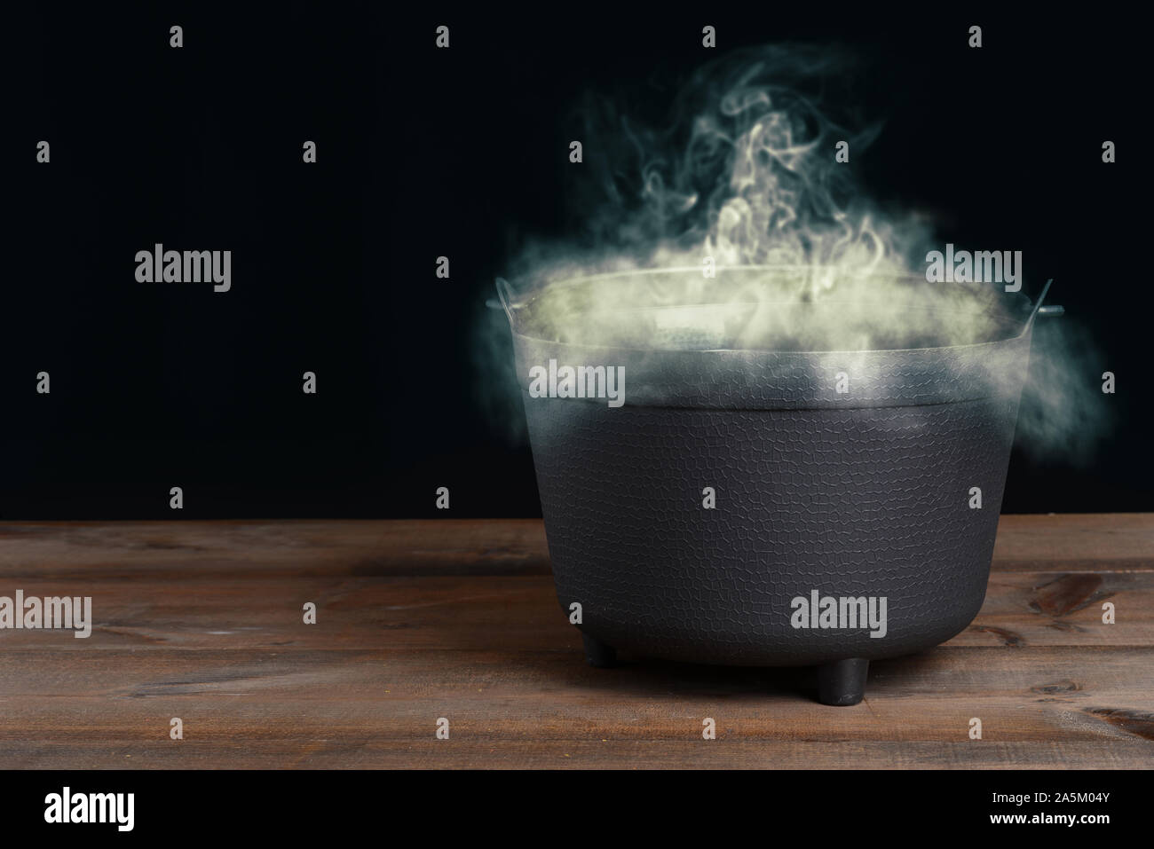 Calderone di halloween con fumo Foto Stock