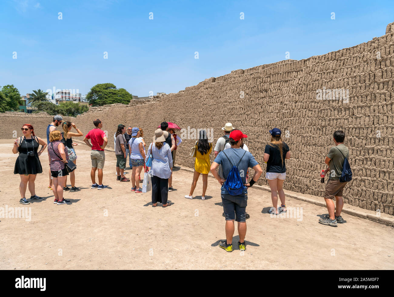 I visitatori in un tour guidato delle rovine di Huaca Pucllana, una piramide di adobe che risale circa al 400 D.C. Miraflores Lima, Perù, Sud America Foto Stock