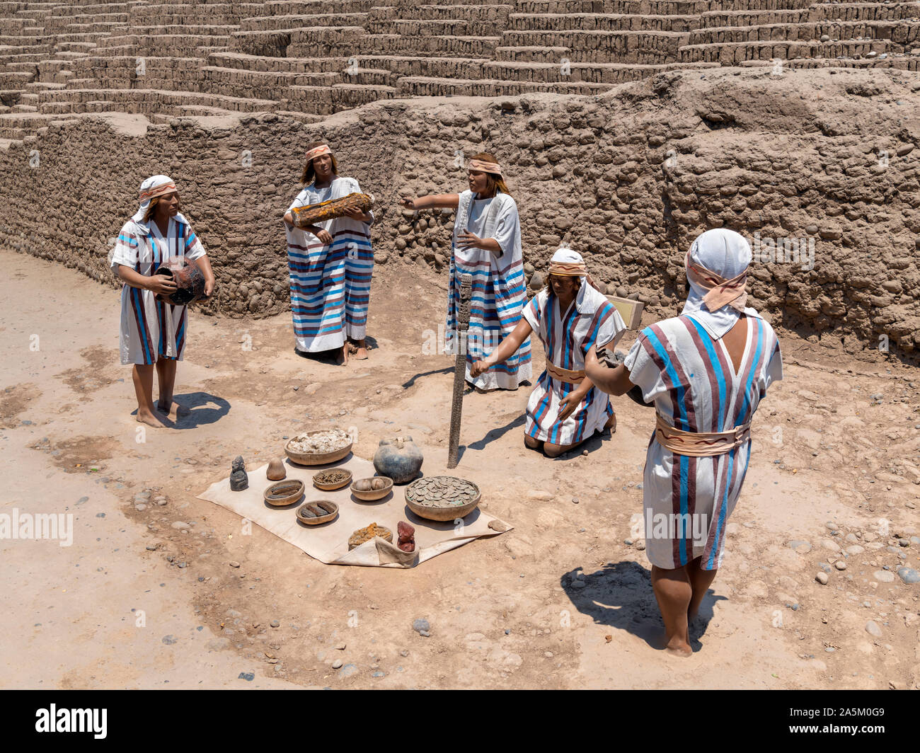Tableau mostrante un Ychsma rituali di sepoltura nelle rovine di Huaca Pucllana, una piramide di adobe che risale circa al 400 D.C. Miraflores Lima, Perù, Sud Amer Foto Stock