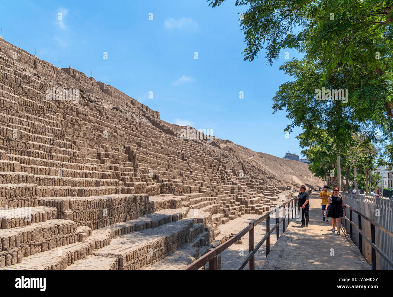 I turisti accanto alla grande Piramide, risalenti al periodo intorno al 400 D.C. Huaca Pucllana, Miraflores Lima, Perù, Sud America Foto Stock