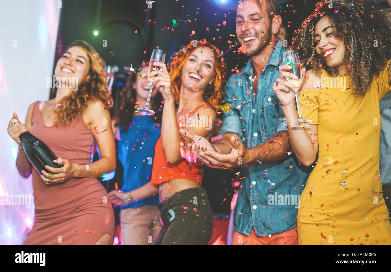Happy amici facendo parte di bere champagne e dancing in the club - Millennial giovani divertirsi celebrando in discoteca Foto Stock