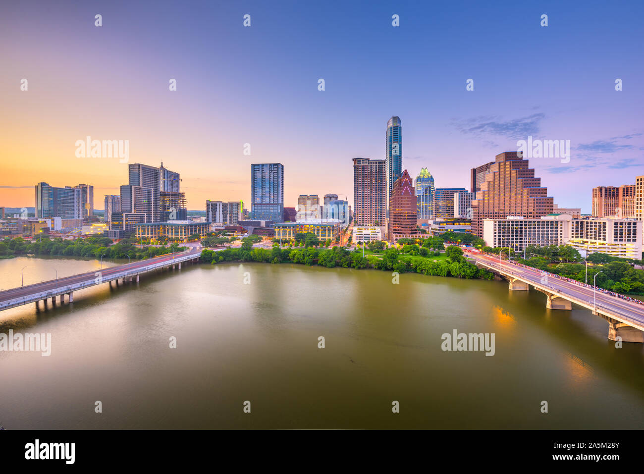 Austin, Texas, Stati Uniti d'America downtown skyline della città sul fiume Colorado al crepuscolo. Foto Stock