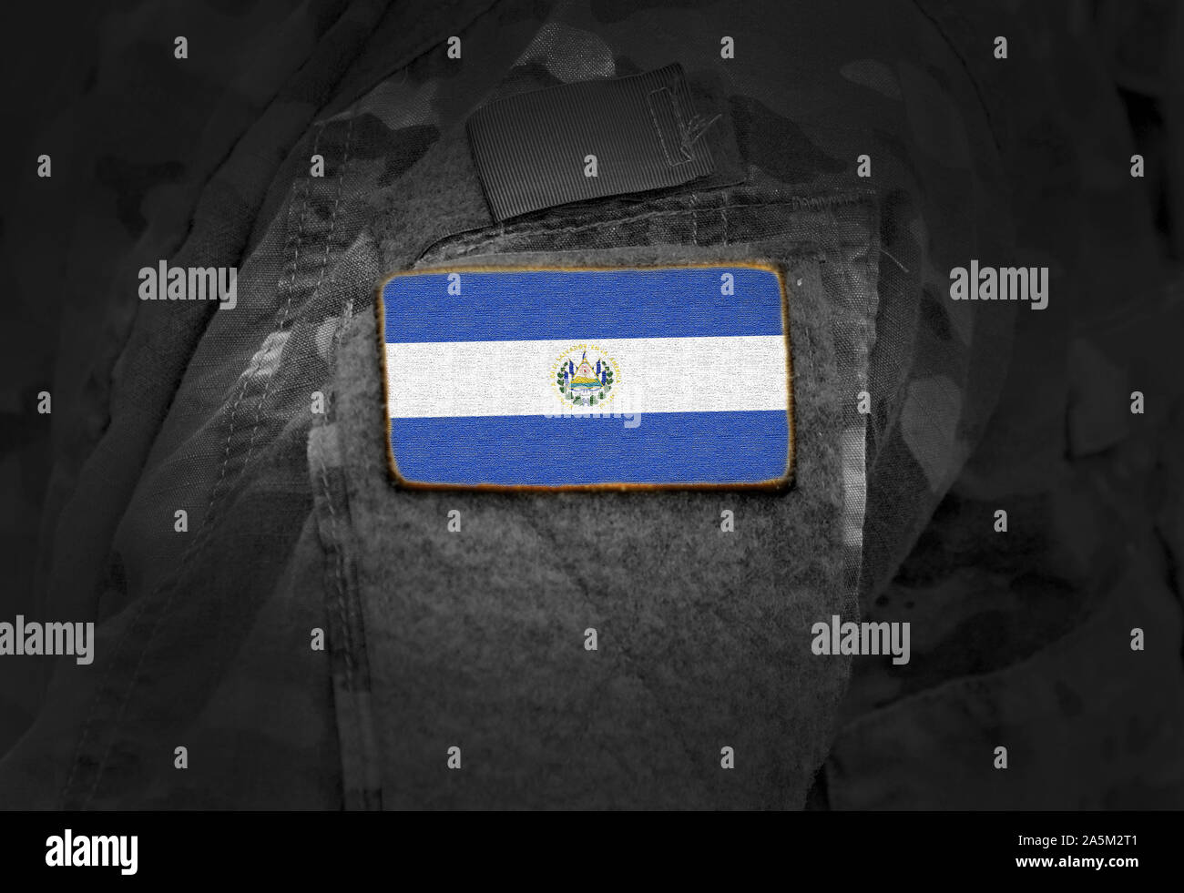 Bandiera di El Salvador sul braccio di soldati. Bandiera della Repubblica di El Salvador su uniformi militari (collage). Foto Stock