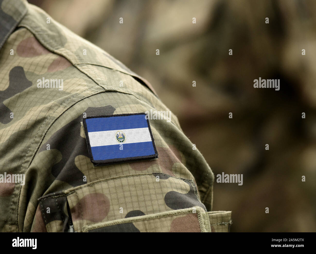 Bandiera di El Salvador in uniforme militare. Esercito truppe, soldato (collage). Foto Stock