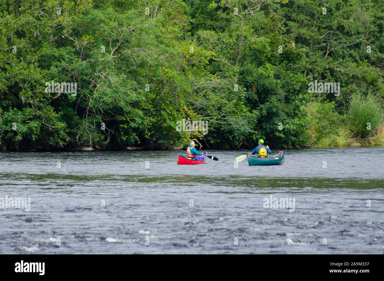Persone discese in canoa lungo il fiume Tay vicino Pitlochry Perthshire Scozia UK Foto Stock