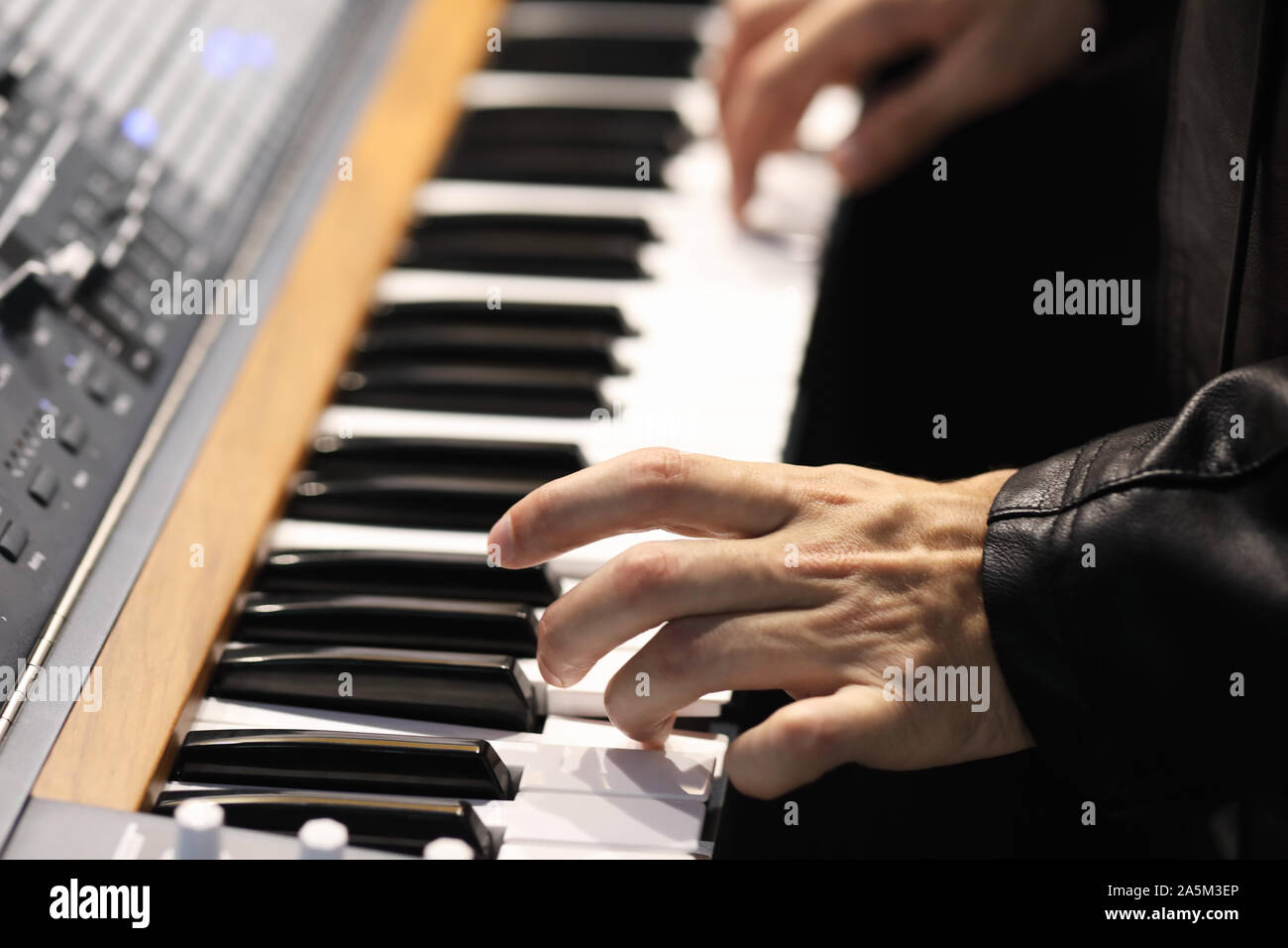 Musicista Rock giocando su uno strumento elettronico a tastiera. Messa a fuoco selettiva. Foto Stock