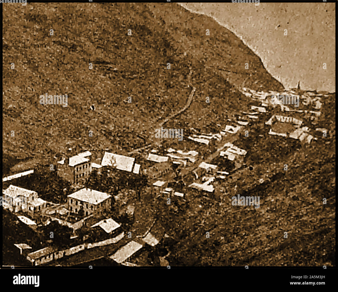 Un 1901 fotografia stampata di Jamestown sull isola di Sant'Elena. Jamestown è la capitale combinato del British Overseas Territorio di Saint Helena, ascensione e Tristan da Cunha è stato chiamato dopo James, il Duca di York, il futuro re Giacomo II d'Inghilterra e divenne la casa dell'esilio di Napoleone Bonaparte Foto Stock