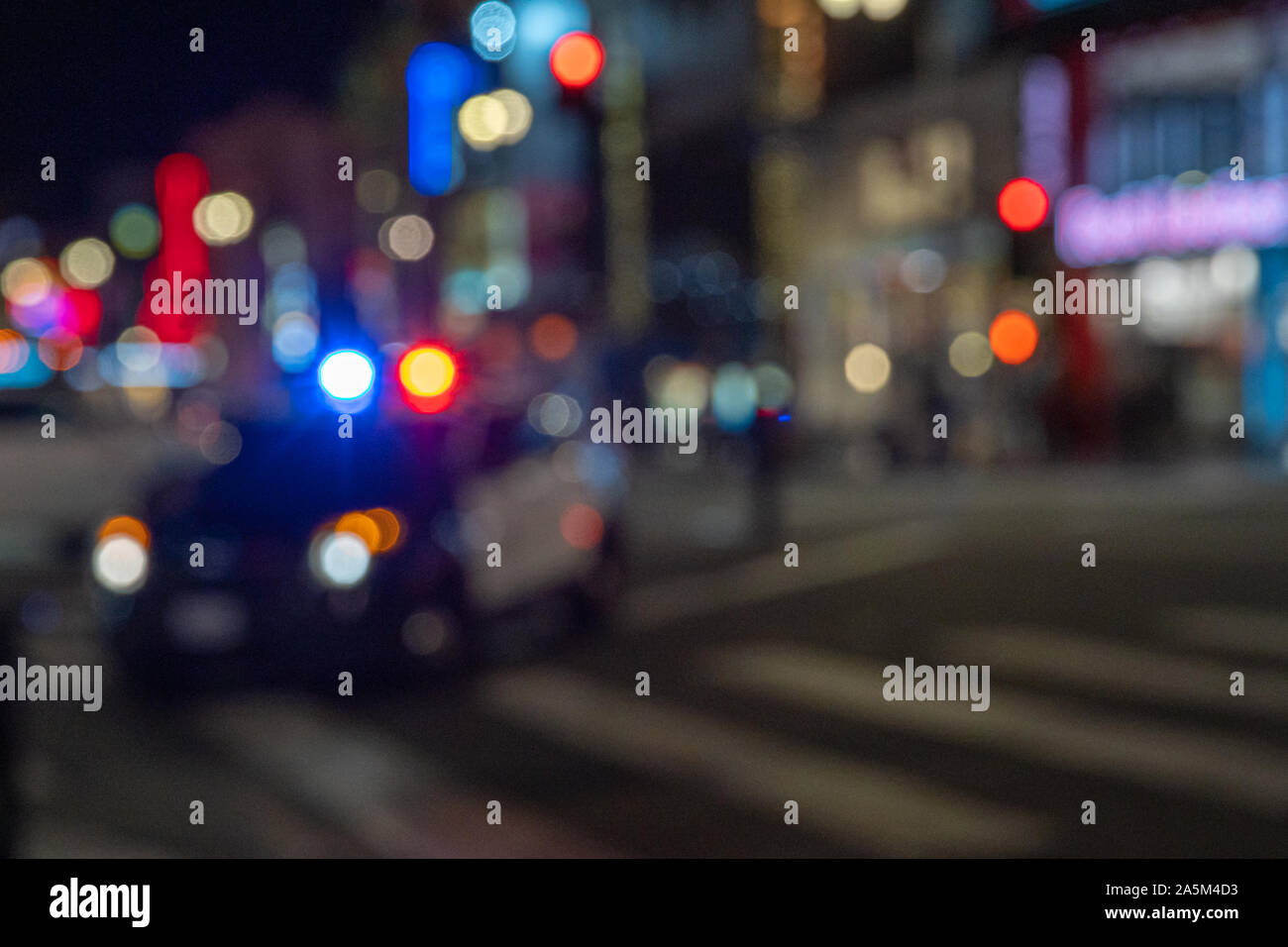 La polizia in una città americana interviene in un incidente di automobile. mette in luce lampeggiante durante la notte Foto Stock