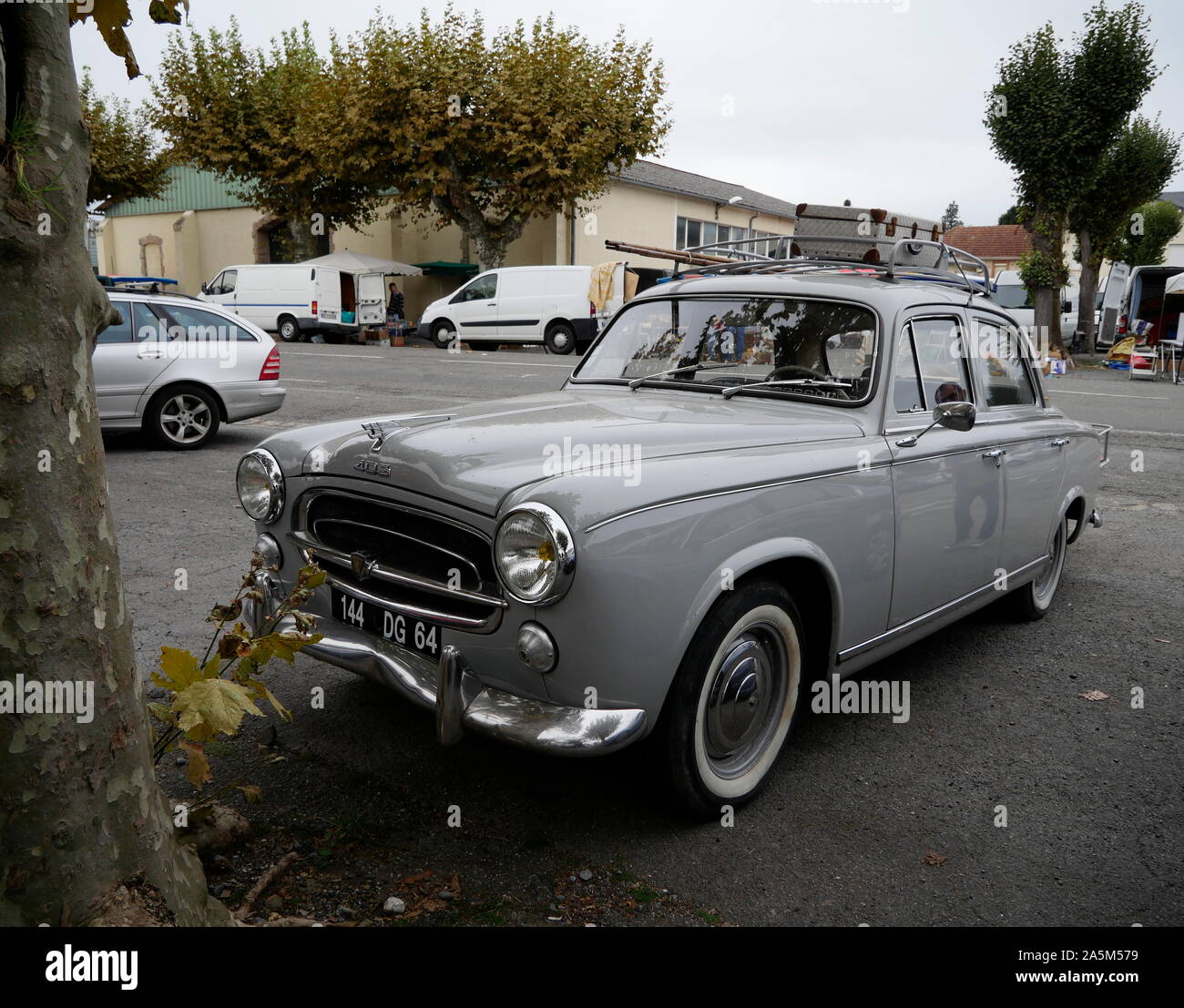 AJAXNETPHOTO. 2019. SOUMOULOU, Francia - Francese Classic Cars - 1958 Peugeot 403 Salone con pneumatici whitewall nel centro città. Foto:JONATHAN EASTLAND/AJAX. REF:GX8 191010 803 Foto Stock