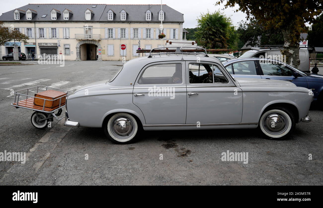 AJAXNETPHOTO. 2019. SOUMOULOU, Francia - Francese Classic Cars - 1958 Peugeot 403 SALONE CON WHITEWALL Pneumatici e ruota singola - REMORQUE MONORUE - rimorchio attaccato, nel centro della città. Foto:JONATHAN EASTLAND/AJAX. REF:GX8 191010 804 Foto Stock