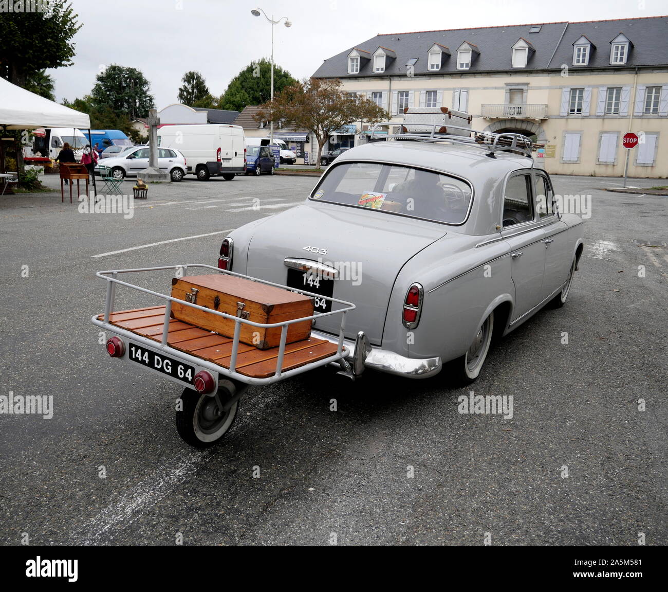 AJAXNETPHOTO. 2019. SOUMOULOU, Francia - Francese Classic Cars - 1958 Peugeot 403 SALONE CON WHITEWALL Pneumatici e ruota singola - REMORQUE MONORUE - rimorchio attaccato, nel centro della città. Foto:JONATHAN EASTLAND/AJAX. REF:GX8 191010 805 Foto Stock