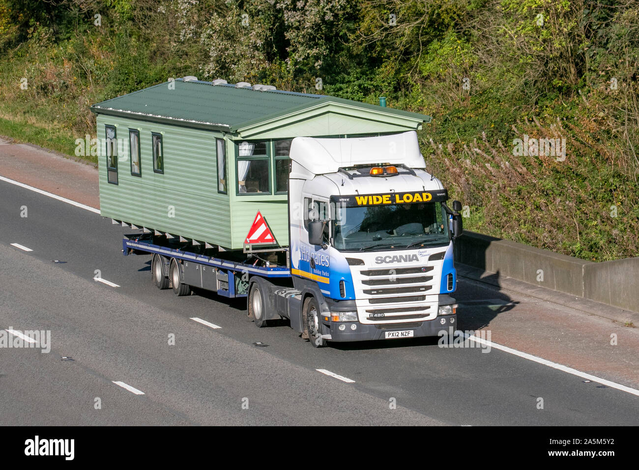 Holgates Holiday Parks trasporto di carichi larghi camion, camion, trasporto, camion, carico, veicolo Scania, case di edifici modulari, consegna di caravan statici, trasporto, industria, trasporto della catena di fornitura, sulla M6 a Lancaster, Regno Unito Foto Stock