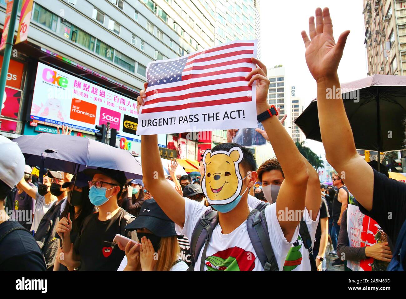 Hong Kong, Cina. Xx oct, 2019. Migliaia di manifestanti prendere le strade di Hong Kong e marzo pacificamente da Tsim Sha Tsui per HK West Kowloon Station. Molti manifestanti sfidano la maschera facciale divieto richiamato in precedenza questo mese. Credito: Gonzales foto/Alamy Live News Foto Stock