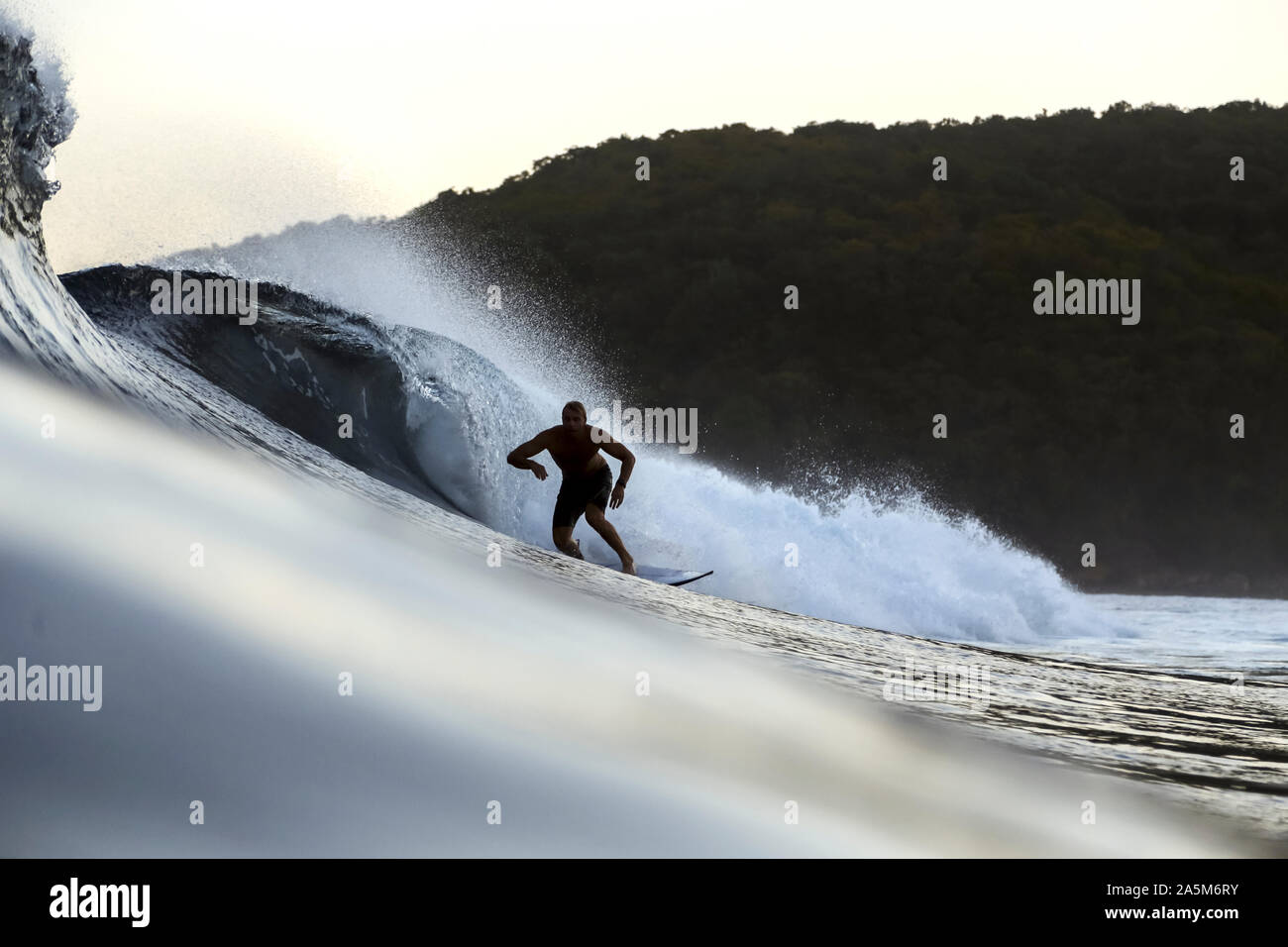 Surfer su un'onda Foto Stock
