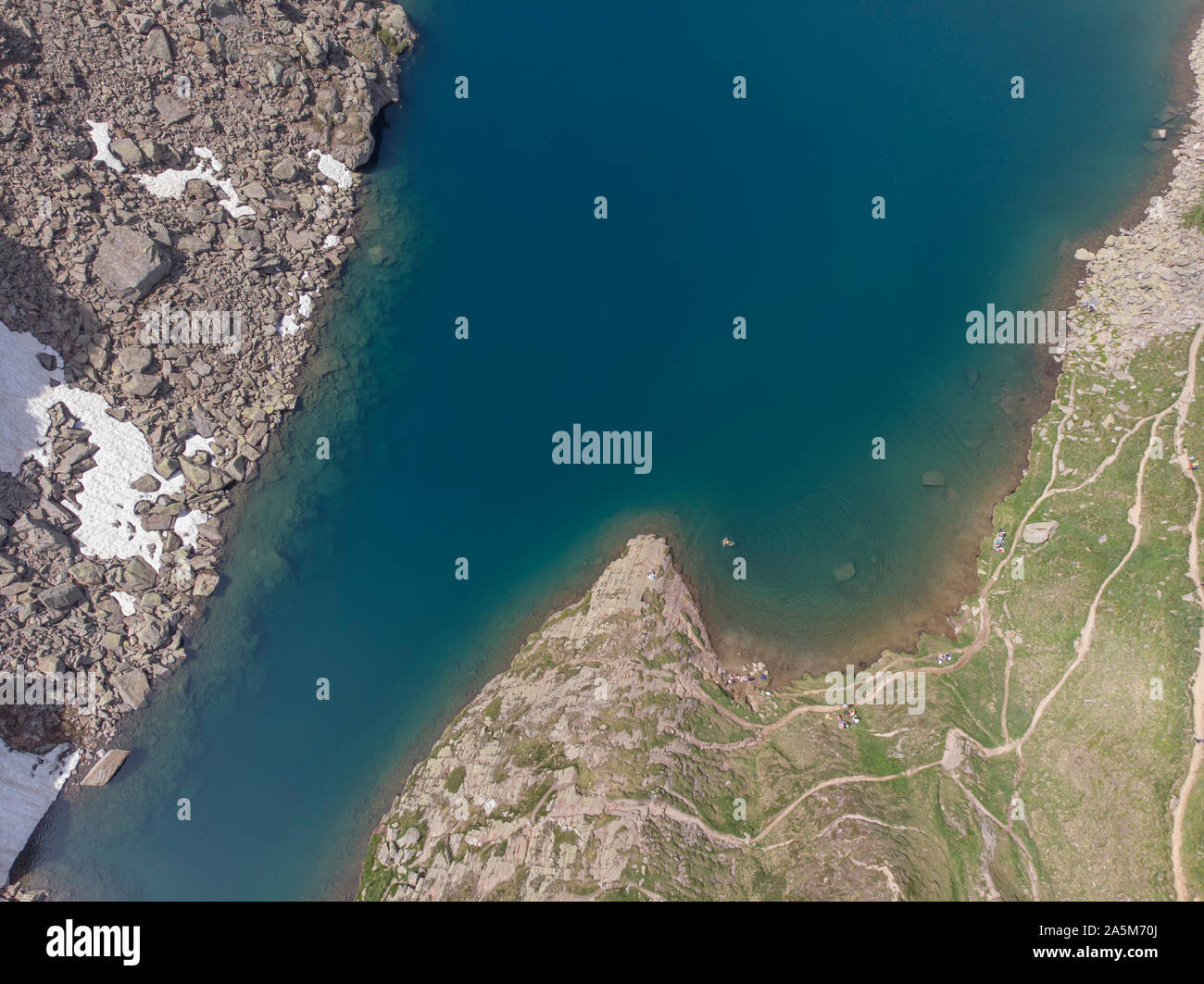 Vista aerea di un lago alpino Foto Stock