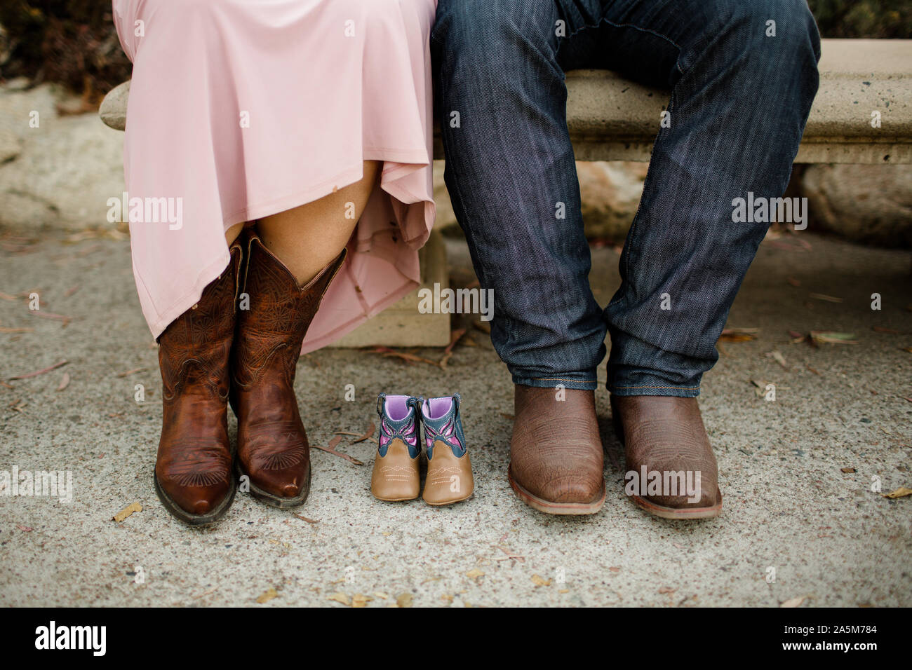 Mamma e papà di essere in posa con scarpe da bambino Foto Stock