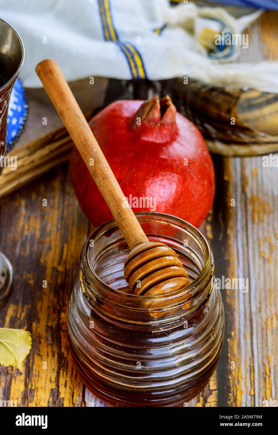 Rosh hashanah con vetro vasetto di miele e fresche mele mature. Jewesh nuovo anno simboli Foto Stock