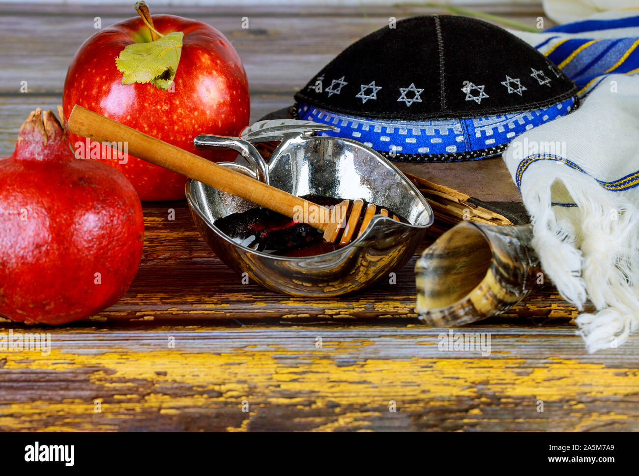 Tabella nella sinagoga sono simboli di Rosh Hashanah apple e melograno Foto Stock