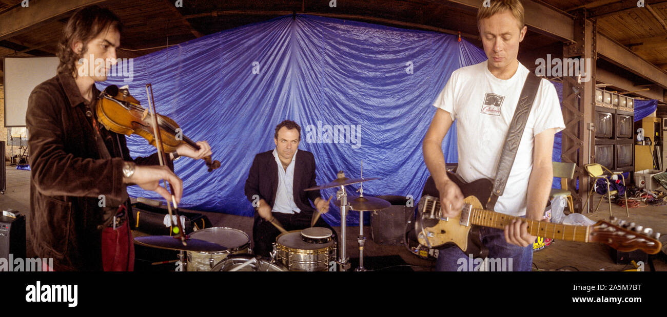 Australian gruppo strumentale tre sporchi, fotografato a Chicago nel 2003 (da sinistra a destra: Warren Ellis, Jim bianco, Mick Turner). Foto Stock