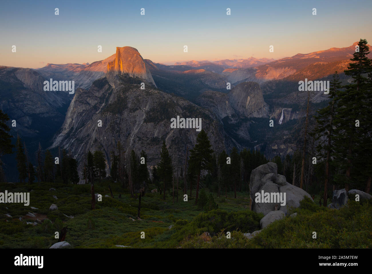 Mezza Cupola al tramonto nel Parco Nazionale di Yosemite Foto Stock