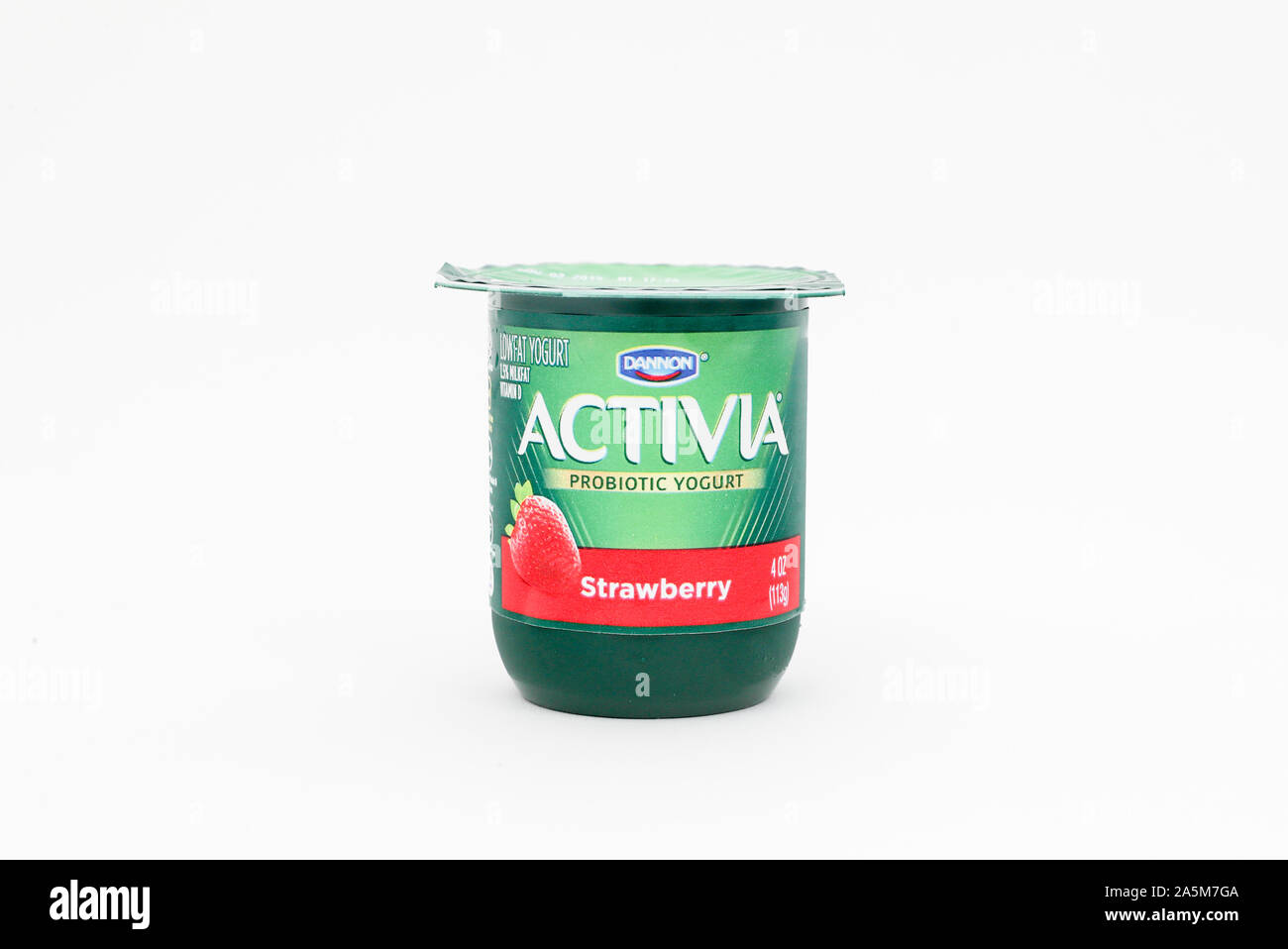 Princeton New Jersey, ottobre 19:Pack di Activia live in esclusiva a colture di yogurt con frutta su sfondo bianco . Activia è un marchio di proprietà di yogurt b Foto Stock