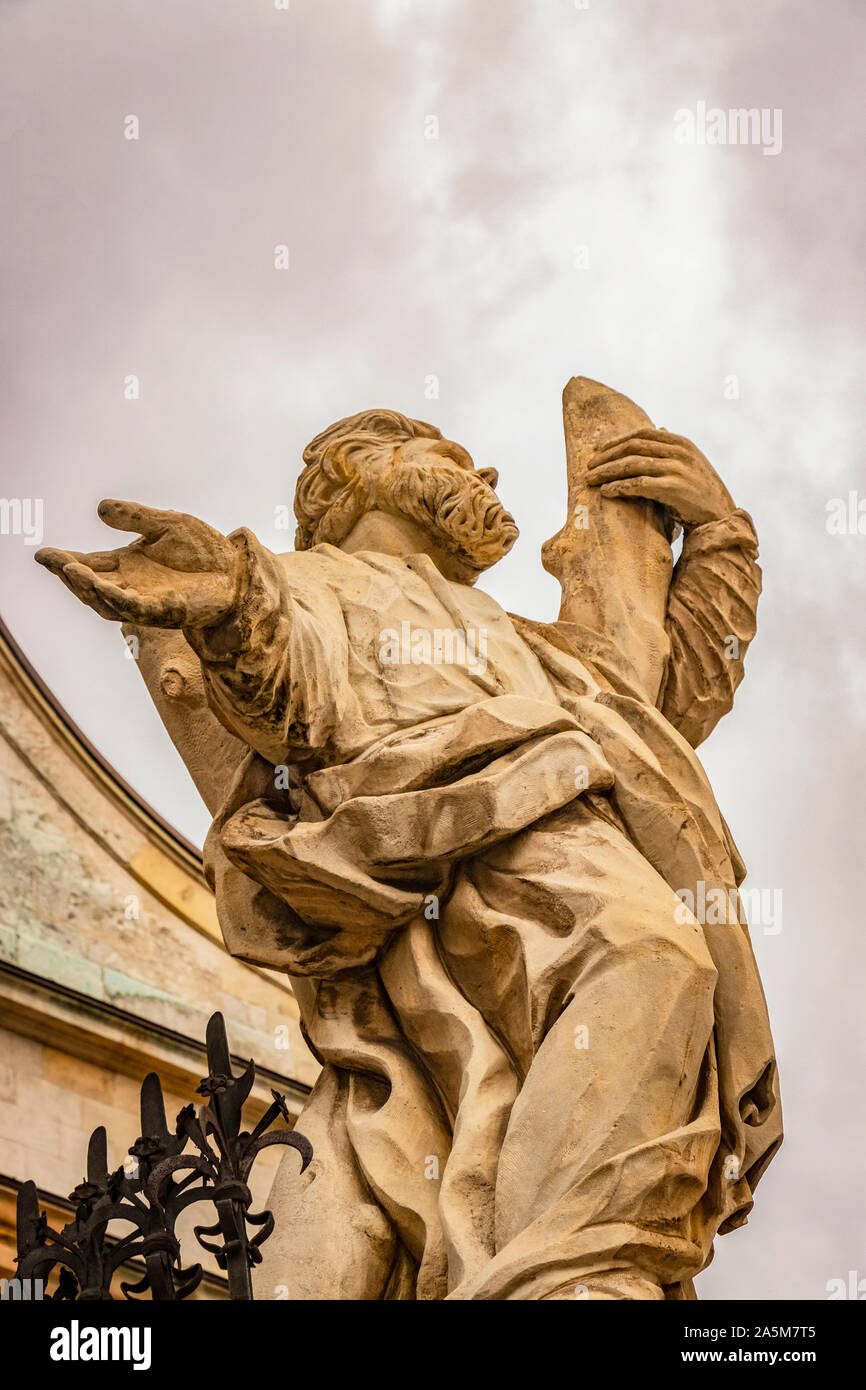 Statua di Cracovia al di fuori dei Santi Pietro e Paolo Chiesa, Cracovia, in Polonia Foto Stock