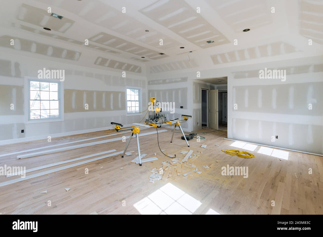 Costruzione edilizia nuova casa costruzione interna del nastro di muretti a secco e i dettagli di finitura nuova casa prima di installare Foto Stock