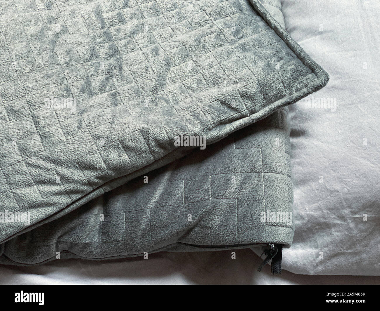 Ancora la vita di grigio, ponderata, coperta in camera da letto Foto Stock