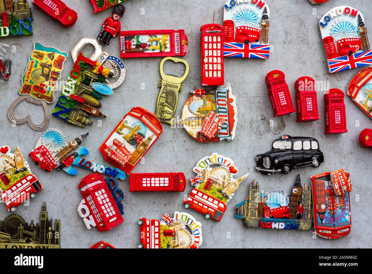 Un assortimento di diverse in tema di Londra magneti per il frigo venduti come souvenir Foto Stock