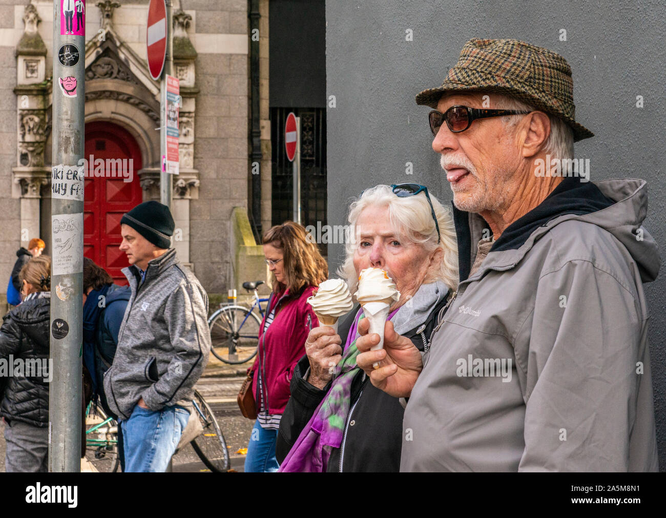 Coppia senior avente gelato sul marciapiede, St Stephen's area verde, Dublino, Irlanda Foto Stock
