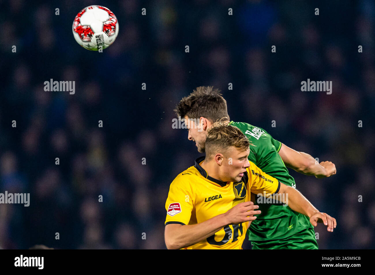 BREDA, Paesi Bassi, 21-10-2019, calcio, NAC Verleghstadium ratto, olandese keuken kampioen divisie, stagione 2019-2020, de Graafschap player Ted van de Pavert (L), NAC player Sydney van Hooijdonk (R), durante la partita NAC - de Graafschap, Foto Stock