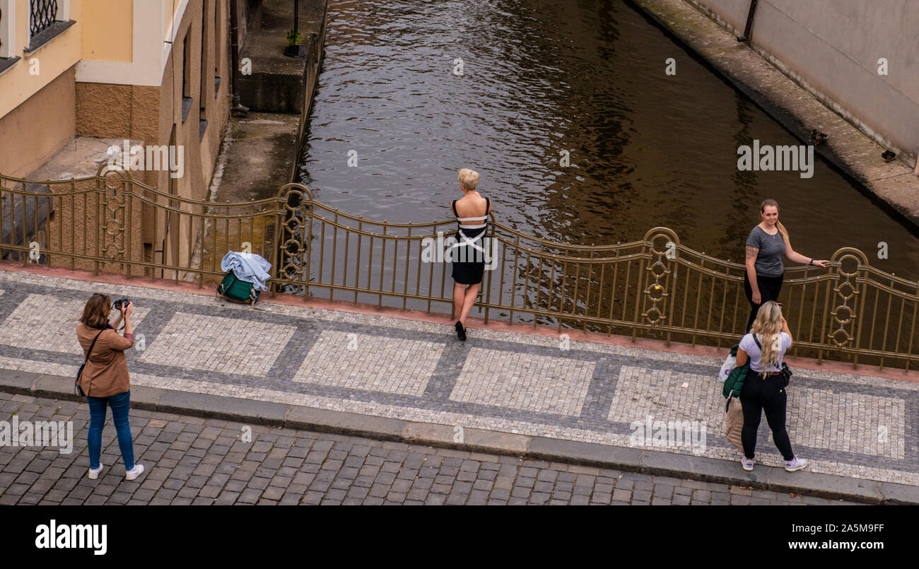 I turisti tenendo fotografia da canal, Praga, Repubblica Ceca Foto Stock