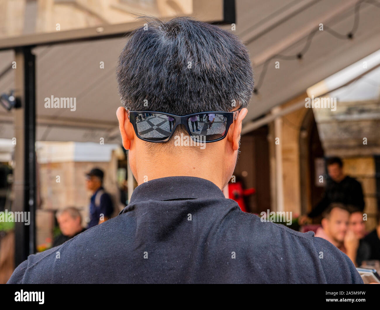 Uomo che indossa gli occhiali da sole sul retro della testa, Praga, Repubblica Ceca Foto Stock