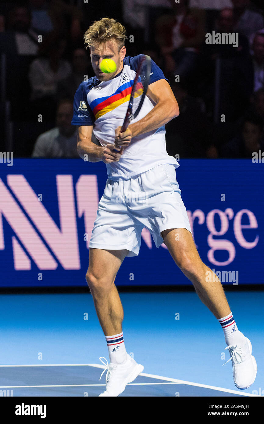 Il 21 ottobre 2019; St. Jakobshalle di Basilea, in Svizzera; ATP World Tour Tennis, Swiss in ambienti chiusi; Pietro Golowczyk (GER) colpisce un ritorno nella sua partita contro Roger Federer (SUI) - Uso editoriale Foto Stock